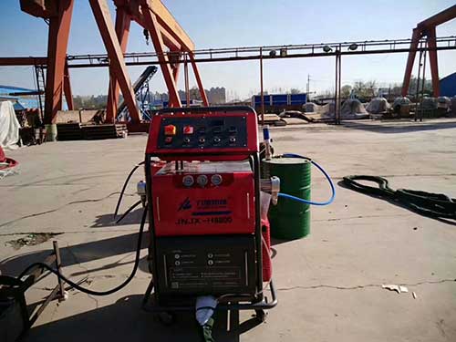 兩用聚氨酯發(fā)泡機(jī)移動(dòng)板房保溫防水噴涂施工
